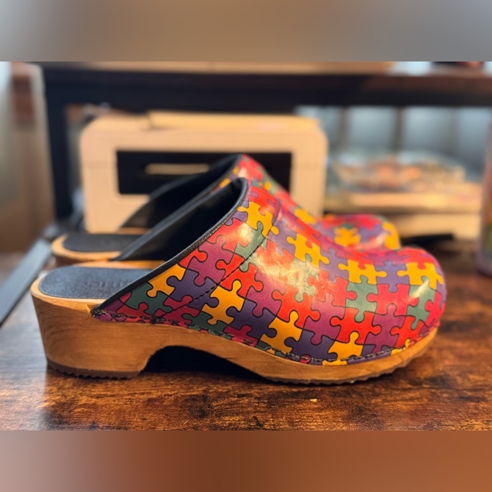 Sanita Autism Awareness clogs size 38. (7US)
